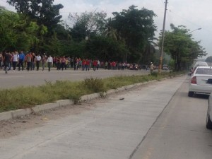 Largas filas de personas caminando se observan en San Pedro Sula debido a la toma de calles y carreteras