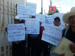 Durante la protesta los indígenas acusaron a la diputada nacionalista de abusar de su puesto para construir un proyecto hidroeléctrico de su propiedad. 
