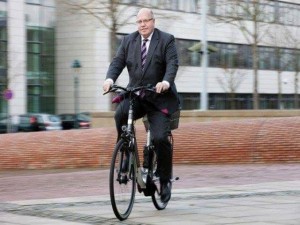 Peter Almeier mano derecha de Angela Merkel se moviliza en su bicicleta
