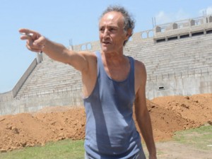 El Padre Alberto mientras supervisaba el estadio Juan Ramón  Brevé Vargas.