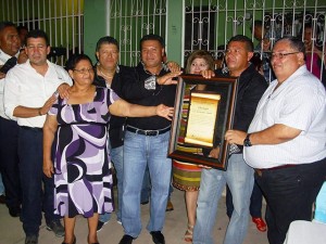 Los hermanos Ayala en compañia de su madre reciben el reconocimiento de parte del alcalde Huniberto Madrid