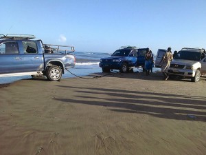 Esta fotografía muestra lo que estaba sucediendo en la playa donde un vehículo auxiliaba a otro