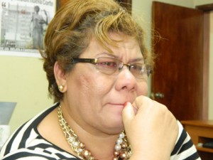 Llorando y llena de tristeza e impotencia, Almendárez relató su situación