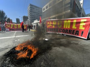 Escenas de la protesta en las afueras de la Asamblea de Ecuador.