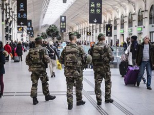 La policía custodia la estación de Saint Lazare en París