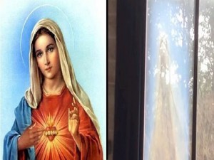 En la ventana se refleja la imagen de la virgen María