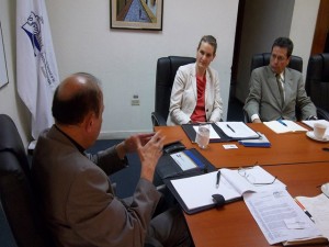 La delegación del ABA durante la reunión sostenida con el Comisonado Nacional de los Derechos Humanos y miembro de la Junta Nominadora, Roberto Herrera Cáceres.