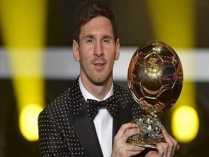 Leo Messi posa con su quinto balón de oro.