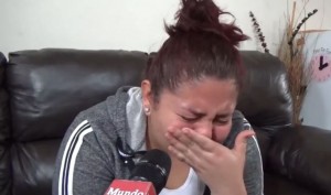 Esta mujer llora desconsoladamente ante su inminente deportación