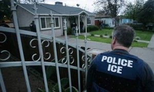 Los oficiales del ICE estan entrando a las viviendas sin orden judicial