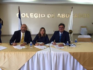 Virgilio Padilla, Suyapa Barahona y Mario Roberto Urquía cuando firmaban la alianza