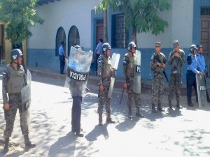 En la ciudad de Choluteca 140 kilómtros al sur de Tegucigalpa, cerraron la calle de acceso a la DEI