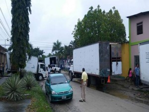 Varios camiones de compañías de mudanzas hay llegado al sector para trasladar a los colonos