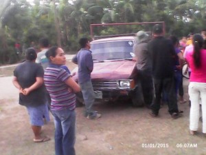 Los vecinos rodearon el carro para evitar que el activista nacionalista fuese a traer un arma para atacar a Vásquez