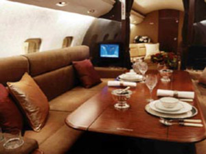 El avión que solo es para 13 personas es full lujo en su interior