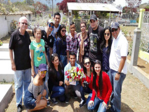 Jóvenes de la UNAH-VS visitando la tumba de Berta Cáceres