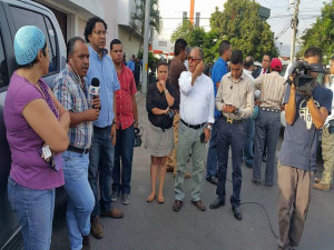 El personal de Radio y TV Globo se traslado desde muy temprano frente a las oficinas de Conatel para realizar su transmision de este día desde ese sector. 