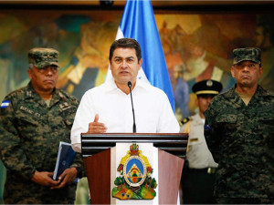 En vez de cumplir con nueva ley y la creación de IPN militarizó las cárceles como lo ha hecho con todos los problemas sociales de Honduras