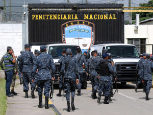 La militarización de los centros penales ha disparado la violación de los derechos humanos