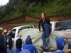 Gladys Aurora López,sentada en la"paila" de su carro lleno de bolsas solidarias