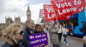 "vota para salir", " queremos nuestro país de regreso" se leía en la pancartas de los activistas por la salida de la UE
