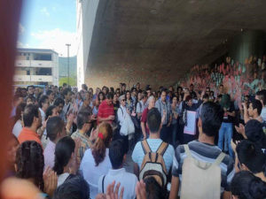 Al salir de la asamblea los docentes hicieron un recorrido por la ciudad universitaria para mostrar su respaldo a los universitarios