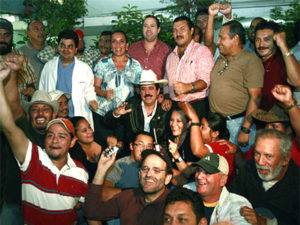 El expresidente Manuel Zelaya junto a parte de quienes le acompñanaron en la sede diplomática de Brasil en Tegucigalpa.