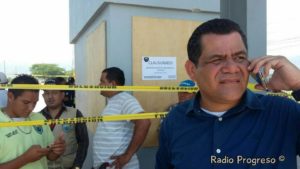 El propio alcalde Armando Castro cerro la construcción de las casetas. (foto Radio Progreso)