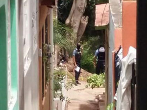 Policías encapuchados comenzaron a ingresar por la parte trasera de la universidad a la altura de la Villa Olímpica "José Simón Azcona"