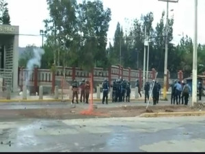 La policía cerró los portones con la finalidad de capturar a los estudiantes