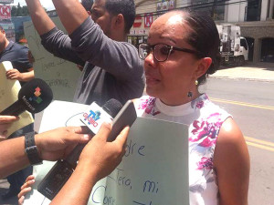 Periodista Victoria Aguilar con lágrimas en los ojos reclamó su derecho a trabajar y a informar