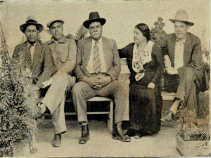 03) El General Carías, en Zambrano, junto a su esposa,Juan Manuel Gálvez , Antonio C. Rivera y José María Albir, alias “pico de oro”, de boina.