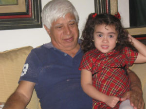 Carlos Luna Grajeda, compositor de "Noche de Luna en La Ceiba", junto a su nieta