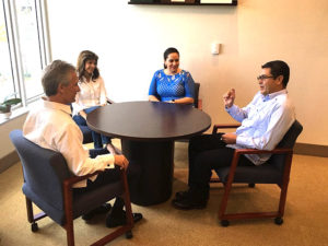 La pareja presidencial hondureña dialoga con Luigi Boria, alcalde de Doral y su esposa