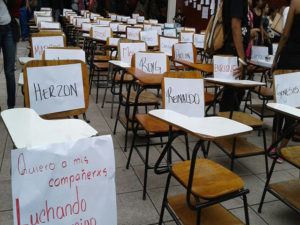 El MEU ha colocado sillas con los nombres de los estudiantes criminalizados que no pueden asistir a clases