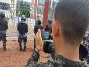 Los militares y policías andas sus cámaras de video y fotográficas para levantar perfiles de los estudiantes. 