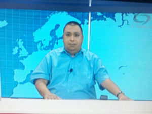 El periodista Leonel Juarez cuando transmitía su programa "Juárez Informa" por TV Centro de Siguatepque