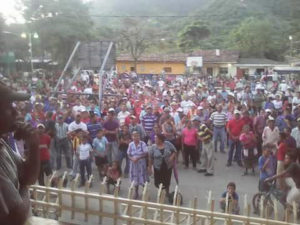 el pueblo de "Tiupa" se ha volcado a las calles porque rechaza el aumento impuesto por Nery Cerrato. 