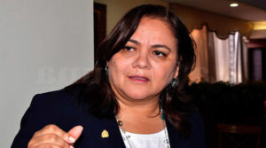 Gabriela Núñez ganó demanda al Estado que ahora quieren obligar a Manuel Zelaya a pagarla.