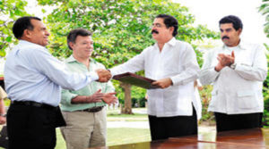 Handout picture released by the Colombian presidential press office showing (L to R) Honduran President Porfirio Lobo, his Colombian counterpart Juan Manuel Santos, ousted Honduran President Manuel Zelaya and Venezuela's Foreign Minister Nicolas Maduro, after signing the agreement which allows the return of Zelaya to his country, and the return of Honduras to the Organization of American Staes (OAS), on May 22, 2011. AFP PHOTO/Javier Casella RESTRICTED TO EDITORIAL USE-MANDATORY CREDIT "AFP PHOTO/PRESIDENCIA/Javier CASELLA" -NO MARKETING NO ADVERTISING CAMPAIGNS-DISTRIBUTED AS A SERVICE TO CLIENTS