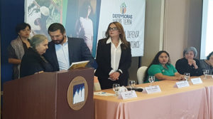 Austraberta Flores madre de Berta Cáceres entregó al diputado Yuri Sabas presidente de la Comisión Legislativa de Derechos HUmanos la petición