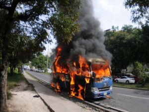La quema de buses producto de la extorsión se ha puesto de moda en Honduras