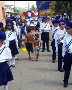 Dos niños caminan desnudos y de espalda a los desfiles independentistas