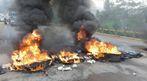 Durante la protesta los pobladores quemaron llantas.