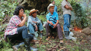 Berta Cáceres, denunció internacionalmente a la empresa DESA por atentar contra los recursos naturales y la vida de la comunidad Lenca.