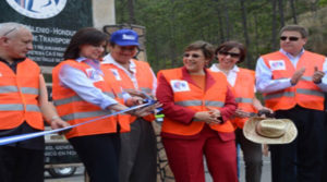La exbajadora de los Estados Unidos, Lisa Kubiske y la exdesignada presidencial, cortan la cinta de inauguración de un tramo de la Carretera C-5, construida con fondos de la Cuenta del Milenio.