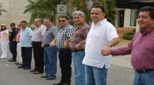 En San Pedro Sula, la cadena humana estuvo encabezada por el alcalde, Armando Calidonio, cuestionado por su desempeño cuando fungió como viceministro de Seguridad.