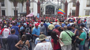 Los "chavistas" han salido a las calles y aseguran que defenderán su gobierno.