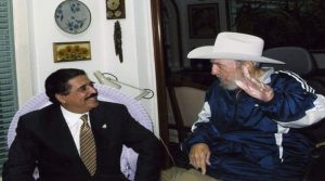 Fidel Castro con el expresidente Manuel Zelaya durante una visita de Estado