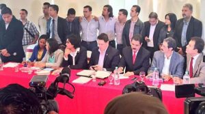 La oposición firmó en diciembre de 2014 "El Acuerdo de Toncontín" medianete el cual se opone a la reelección presidencia. Sin embargo hasta la fecha no existido cohesión en sus acciones.